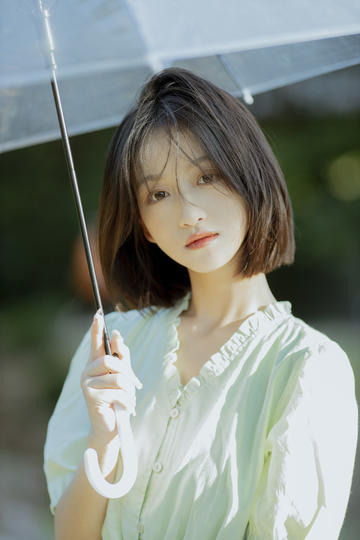 日木翘臀美女